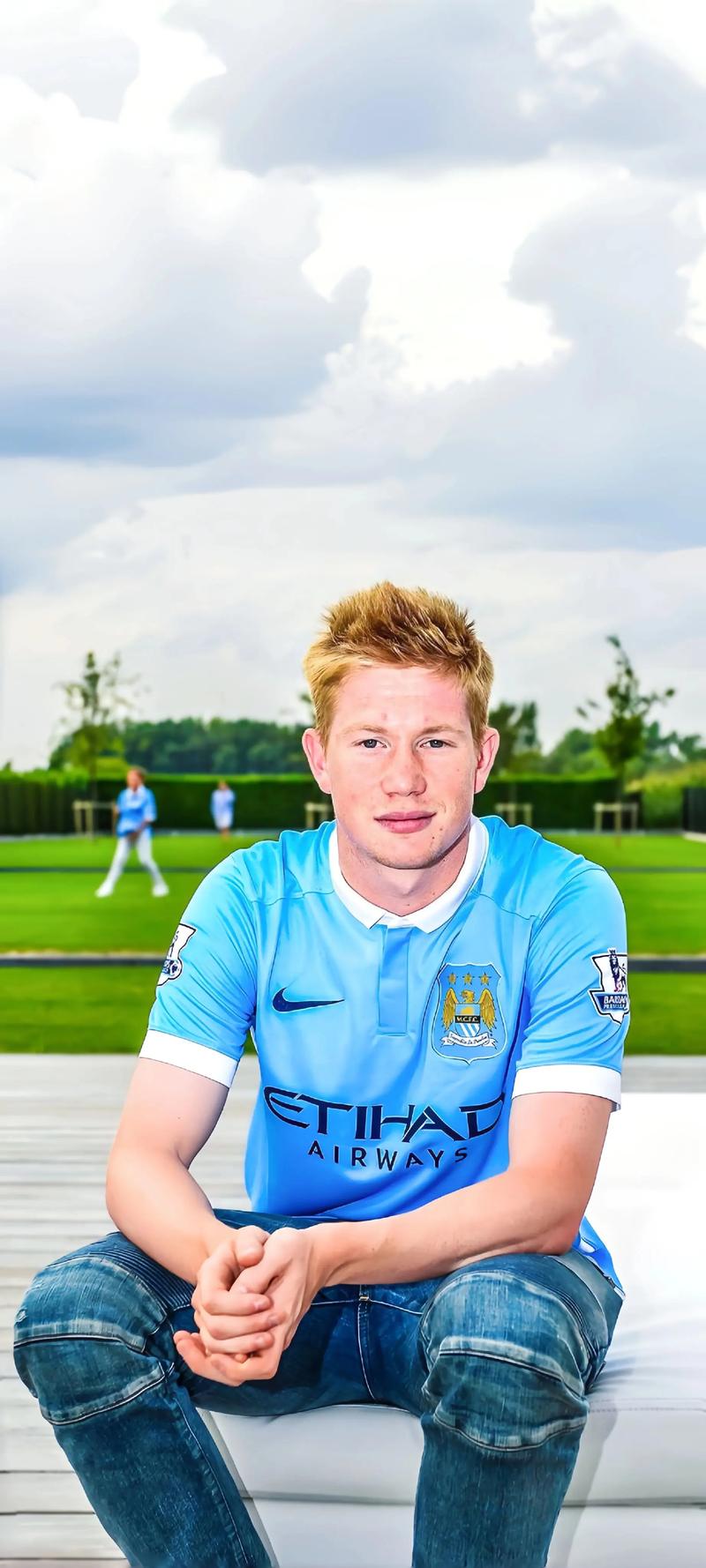 今晚，上海海港门将颜骏凌首发出场，迎来了他代表俱...