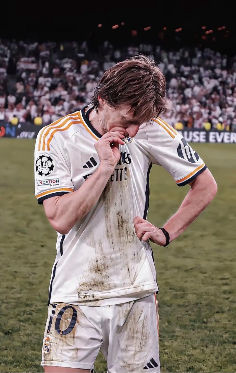 曼联英超15轮4-1胜狼队，近3轮不败，B费2射1传，助球队冲至第六，有望重返欧冠区。