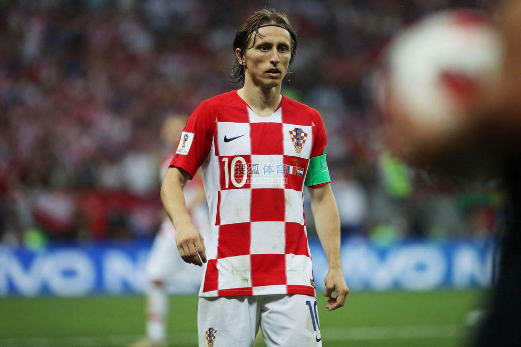 NBA新景象！杨瀚森与扎克·埃迪两位黄皮肤中锋跳球开场